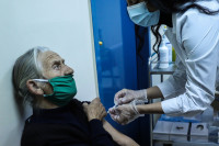 Αισιόδοξη η Παπαευαγγέλου για την προστασία του εμβολίου της AstraZeneca στους ηλικιωμένους
