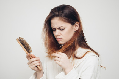Τριχόπτωση: Πόσα μαλλιά είναι φυσιολογικό να χάνουμε στο λούσιμο εξηγεί δερματολόγος