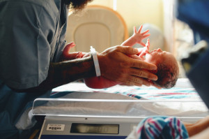 ΠΟΜΕΠ: Σοβαρές ενστάσεις για τον καθολικό προληπτικό γονιδιωματικό έλεγχο στα νεογνά