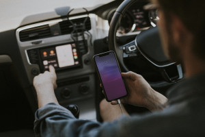 Αυξάνει η μουσική στο αυτοκίνητο τον κίνδυνο για θανατηφόρα τροχαία; Τι δείχνει νέα μελέτη