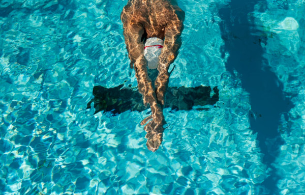 Κολύμβηση και δέρμα: Ποιους κινδύνους «κρύβει» το νερό;