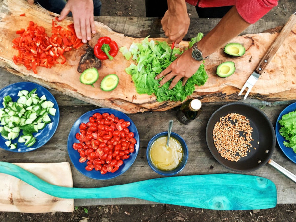 Σαλάτες και ωμά λαχανικά πριν από το... φαγοπότι: Safe επιλογή για ευεξία και απώλεια βάρους