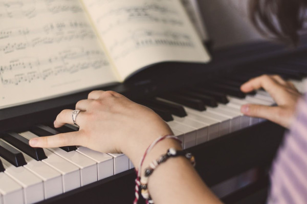 Πώς μια πιανίστρια φτιάχνει τις μέρες των ηλικιωμένων με άνοια παίζοντας ζωντανά μουσική