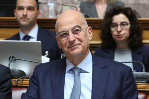 Αιχμές Δένδια για τα οικονομικά των στρατιωτικών νοσοκομείων