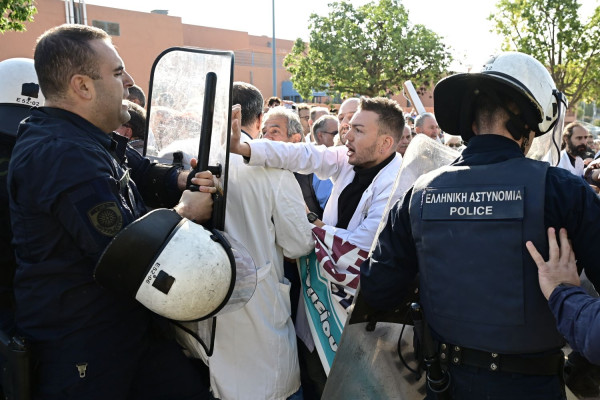 Φωτογραφία από τα επεισόδια στο Νοσοκομείο «Αττικόν»/EUROKINISSI