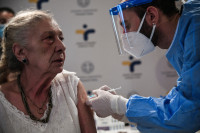 Πιστοί στο ραντεβού τους με το εμβόλιο οι άνω των 85 ετών