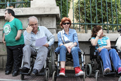 Διαμαρτυρία ατόμων με αναπηρία έξω από το Υπ. Παιδείας στις 29 Σεπτέμβρη