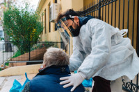 Rapid test για κορονοϊό και θερμομετρήσεις σε άστεγους της πόλης