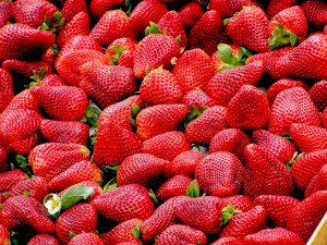 Οι αγαπημένες φράουλες μειώνουν τον κίνδυνο καρδιακής προσβολής ή εγκεφαλικού επεισοδίου