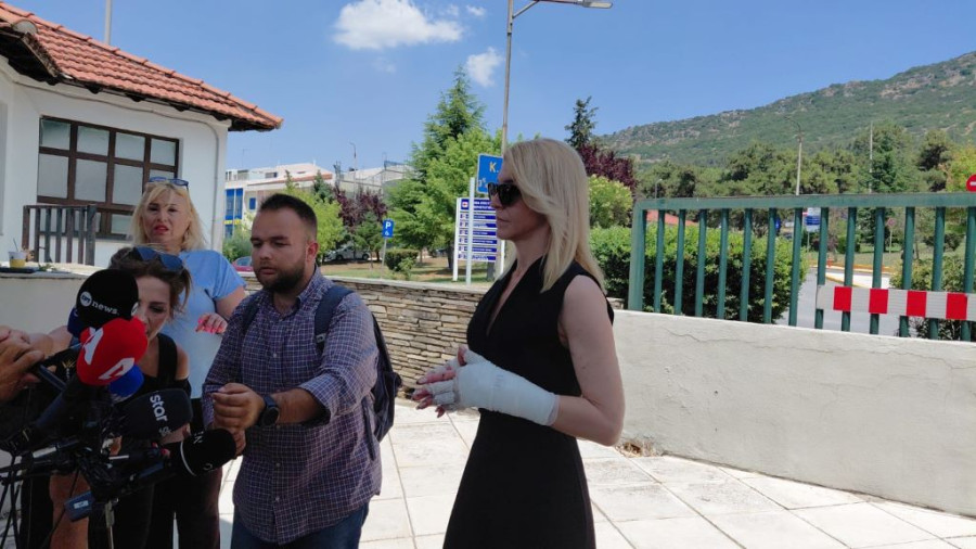 Η Αφροδίτη Νέστορα κατά την έξοδό της από το Νοσοκομείο «Παπανικολάου».Φωτ. ΒΑΣΙΛΗΣ ΠΑΠΑΝΑΣΤΑΣΟΥΛΗΣ, FLASH.GR