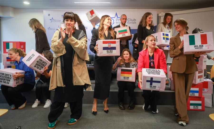 Μέλη της πρωτοβουλίας «My Voice, My Choice» σε πρόσφατη κινητοποίησή τους για τη συλλογή υπογραφών υπέρ της προσβασιμότητας σε νόμιμες και ασφαλείς αμβλώσεις/Αρχείου ΑΠΕ-ΜΠΕ