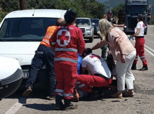 Εθελοντές του ΕΕΣ προσέφεραν πρώτες βοήθειες σε τραυματία τροχαίου