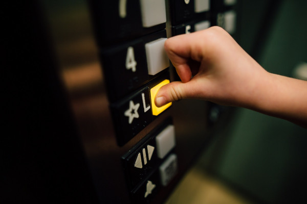 Κορονοϊός: Αν ασθενής βήξει σε ασανσέρ, τότε ο χώρος δεν είναι ασφαλής μισή ώρα μετά