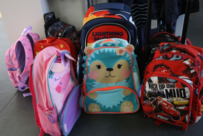 Μπορεί η σχολική τσάντα να προκαλέσει σκολίωση; Ορθοπαιδικός εξηγεί τις αιτίες και την κατάλληλη αντιμετώπιση της