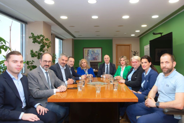 «Κινητή Βιβλιοθήκη Ανάσας» για ασθενείς του προγράμματος κατ' οίκον νοσηλείας «Οίκοθεν»