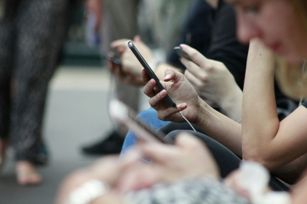 ΚΚΕ: Ο εθισμός των νέων στα social media δεν αντιμετωπίζεται με απαγορεύσεις και ευχολόγια