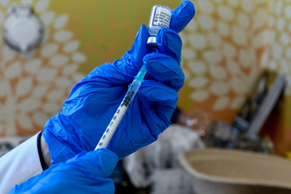 ΠΦΣ: Κρίσιμη συλλογική επένδυση στην προστασία της δημόσιας υγείας ο εμβολιασμός