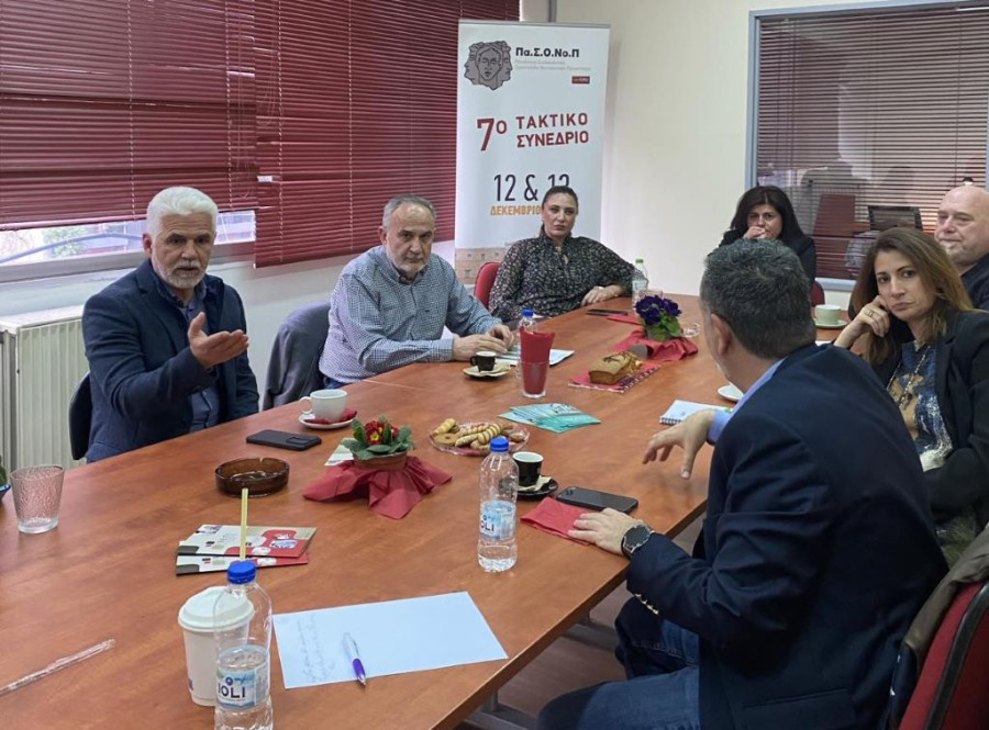 Στιγμιότυπο από τη συνάντηση αντιπροσωπείας της ΠΑΣΟΝΟΠ με τον βουλευτή του ΠΑΣΟΚ-ΚΙΝΑΛ Ιωάννη Τσίμαρη