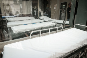 Καταγγελία εργαζομένων: «Έσπασε το ρεκόρ των ράντζων στο &quot;Αττικόν&quot; με 152 ασθενείς σε διαδρόμους»