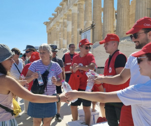 Ελληνικός Ερυθρός Σταυρός: Έκτακτη δράση υποστήριξης των επισκεπτών της Ακρόπολης λόγω καύσωνα