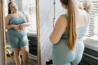Το κοίταγμα στον καθρέφτη μπορεί να οδηγήσει σε απώλεια βάρους για τους υπέρβαρους