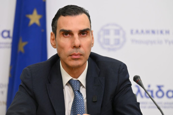 Θεμιστοκλέους: «Οι γιατροί που μετακινούνται σε νησιά και τουριστικές περιοχές λαμβάνουν επιπλέον 2.100 ευρώ»
