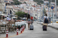 Έκτακτη σύσκεψη ΙΣΑ για κορονοϊό: Καμπανάκι κινδύνου για την αύξηση κρουσμάτων