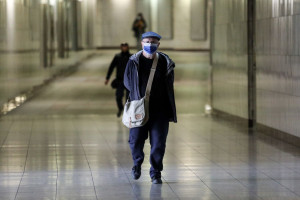 Κορονοϊός: Συστάσεις για χρήση μάσκας σε κλειστούς χώρους, ΜΜΜ και δομές υγείας