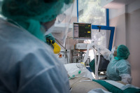 Σε κρίσιμη καμπή η πανδημία: Με εκτίναξη των διασωληνωμένων και 113 νέες εισαγωγές σε νοσοκομεία
