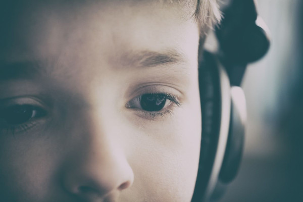 Με απώλεια ακοής ή εμβοές κινδυνεύουν τα παιδιά από τη συχνή χρήση ακουστικών