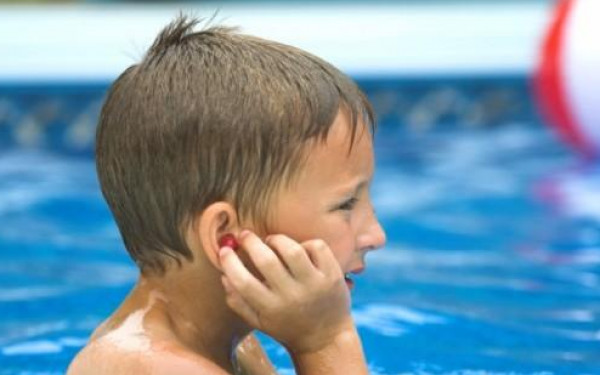 Καλοκαιρινά μπάνια: Ωτορινολαρυγγολόγοι προειδοποιούν για τον κίνδυνο για τους μικρούς κολυμβητές