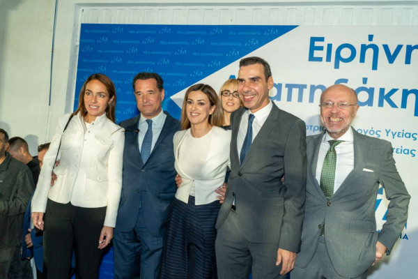 Στιγμιότυπο από τα εγκαίνια του πολιτικού γραφείου της Ειρήνης Αγαπηδάκη, στο Περιστέρι