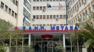 Νέα μορφή φροντίδας ογκολογικών ασθενών στο Νοσοκομείο «Μεταξά» με σκύλους θεραπείας