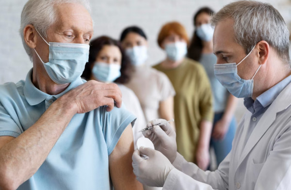 Εμβόλια: Νέες οδηγίες για εμβολιασμό ενηλίκων κατά του πνευμονιοκόκκου, του κοκκύτη και του έρπητα ζωστήρα