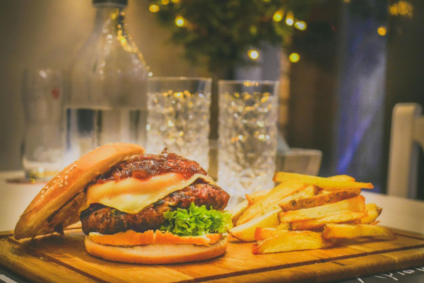 Οσοι μένουν κοντά σε fast food, μπαρ και εστιατόρια κινδυνεύουν από καρδιακή ανεπάρκεια!