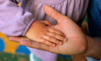 Σεξουαλική κακοποίηση παιδιού: Τα «σημάδια» που το επιβεβαιώνουν - Πως θα βοηθήσω το παιδί μου
