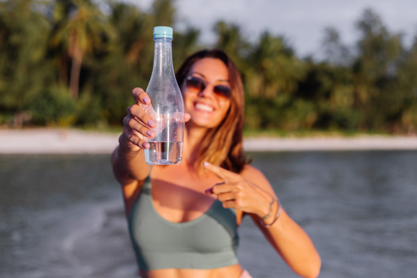 Πόσο νερό πρέπει να πίνετε το καλοκαίρι για να μην αφυδατωθείτε