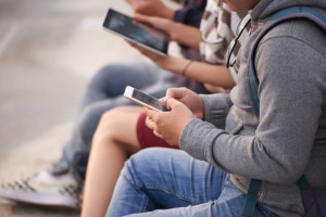 Social media και έφηβοι: Στο μικροσκόπιο η επιβολή ηλικιακών ορίων και η διαχείριση των κινδύνων