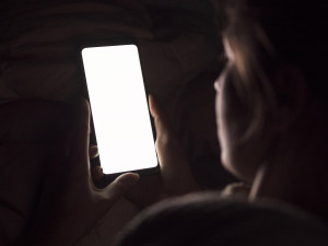 Η νυχτερινή χρήση του κινητού αυξάνει τον κίνδυνο αυτοκτονικών τάσεων την επόμενη μέρα