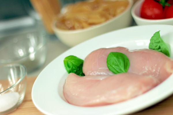 Η FDA έδωσε το «πράσινο φως» για την πώληση κοτόπουλου φτιαγμένου σε εργαστήριο (video)