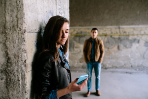 Stalking: Από την εμμονή που δημιουργεί η απόρριψη έως την κλιμάκωση της βίας - Η αντιμετώπιση του φαινομένου