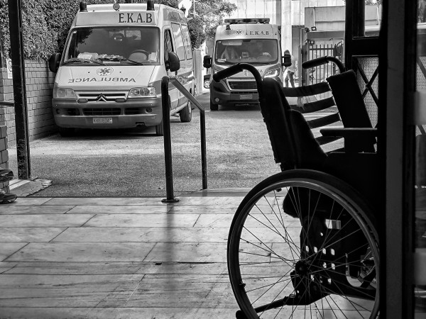Ιπποκράτειο: Αρνήθηκαν να δώσουν αναπηρικό αμαξίδιο σε 87χρονο – Συγγνώμη από τον Άδωνι Γεωργιάδη