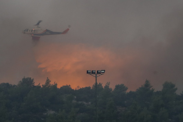 Φωτιά Πεντέλη: Οδηγίες Ένωσης Πνευμονολόγων για ευάλωτες ομάδες και άτομα που είναι κοντά στον καπνό