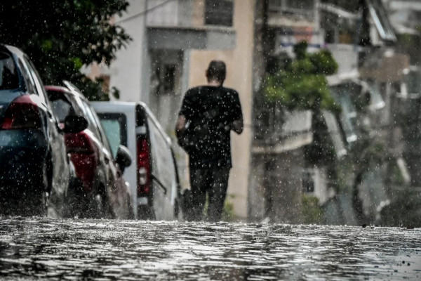 Σφοδρή νεροποντή και μπουρίνια έπληξαν την Αττική - Σε κόκκινο συναγερμό 11 περιοχές της χώρας