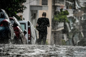 Σφοδρή νεροποντή και μπουρίνια έπληξαν την Αττική - Σε κόκκινο συναγερμό 11 περιοχές της χώρας