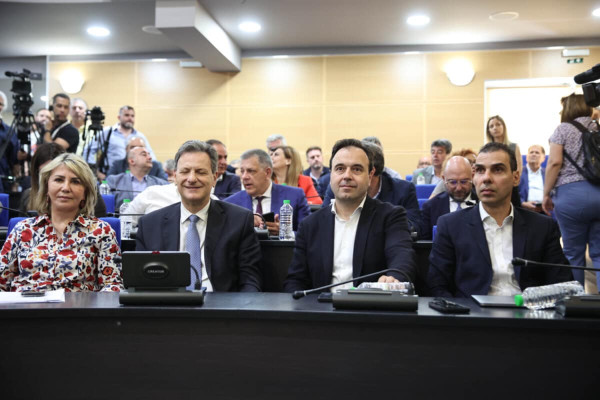 Διευκρινίσεις Θεμιστοκλέους για τα ογκολογικά νοσοκομεία Λαμίας και Λάρισας