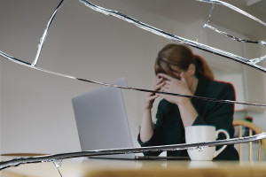 Θαμπά μαλλιά και αφυδατωμένη επιδερμίδα; Μήπως φταίει ο «αέρας του γραφείου»;