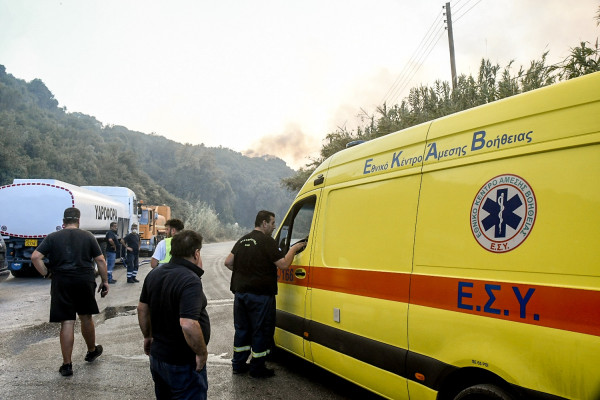 Στις φλόγες η Δυτική Ελλάδα και η Χίος: Σε ετοιμότητα το ΕΚΑΒ - Που έχει επιχειρήσει