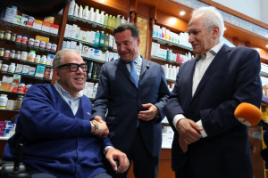 Επίσκεψη Γεωργιάδη σε φαρμακείο που παρέδωσε ΦΥΚ σε ασθενή με Σκλήρυνση Κατά Πλάκας