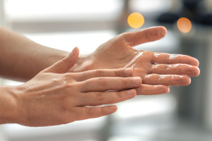 Υπεριδρωσία σε χέρια και πέλματα: Λειτουργικό και ψυχολογικό πρόβλημα που αντιμετωπίζεται...